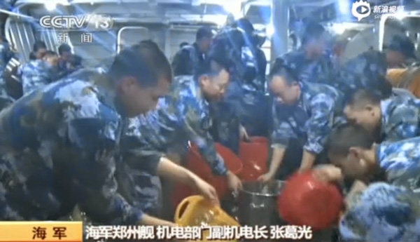 Các thủy thủ phải huy động chậu để tát nước chống úng cho con tàu được cho là hiện đại nhất của Hải quân Trung Quốc. Các thủy thủ phải huy động chậu để tát nước chống úng cho con tàu được cho là hiện đại nhất của Hải quân Trung Quốc.