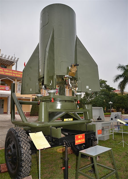 Hệ thống dẫn hướng tên lửa Scud: Để nâng cao hiệu quả cho huấn luyện, cán bộ Lữ đoàn 490 đã nghiên cứu thiết kế, chế tạo thành công thiết bị mô phỏng huấn luyện dẫn hướng để đào tạo kíp chiến đấu tên lửa đạn đạo Scud. Trong ảnh: Thiết bị mô phỏng dẫn hướng tên lửa Scud. Hệ thống dẫn hướng tên lửa Scud: Để nâng cao hiệu quả cho huấn luyện, cán bộ Lữ đoàn 490 đã nghiên cứu thiết kế, chế tạo thành công thiết bị mô phỏng huấn luyện dẫn hướng để đào tạo kíp chiến đấu tên lửa đạn đạo Scud. Trong ảnh: Thiết bị mô phỏng dẫn hướng tên lửa Scud.