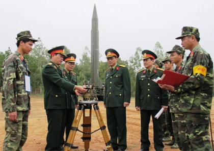 Sau khi được huấn luyện thành thạo trên thiết bị mô phỏng, chỉ thời gian gắn là bộ đội có thể thao tác tốt trên vũ khí trang bị. Thiết bị mô phỏng huấn luyện dẫn hướng tên lửa có những ưu điểm phù hợp với sự phát triển của xu hướng sử dụng thiết bị huấn luyện mô phỏng hiện nay và đang được sử dụng hiệu quả tại Lữ đoàn 490. Sau khi được huấn luyện thành thạo trên thiết bị mô phỏng, chỉ thời gian gắn là bộ đội có thể thao tác tốt trên vũ khí trang bị. Thiết bị mô phỏng huấn luyện dẫn hướng tên lửa có những ưu điểm phù hợp với sự phát triển của xu hướng sử dụng thiết bị huấn luyện mô phỏng hiện nay và đang được sử dụng hiệu quả tại Lữ đoàn 490.