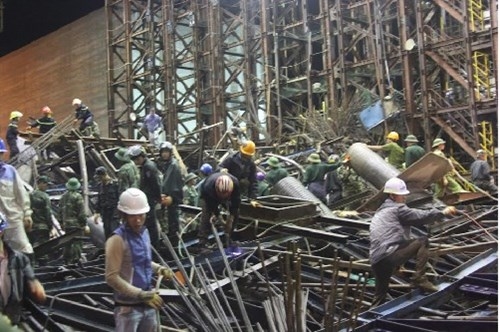 Ông Trần Quang Tiến (43 tuổi, quê Triệu Sơn, Thanh Hóa), bị thương đang điều trị tại Bệnh viện đa khoa huyện Kỳ Anh kể lúc tai nạn xảy ra có gần 100 công nhân đang thi công hạng mục giàn thép tại cảng biển Sơn Dương. (Ảnh TTO) Ông Trần Quang Tiến (43 tuổi, quê Triệu Sơn, Thanh Hóa), bị thương đang điều trị tại Bệnh viện đa khoa huyện Kỳ Anh kể lúc tai nạn xảy ra có gần 100 công nhân đang thi công hạng mục giàn thép tại cảng biển Sơn Dương. (Ảnh TTO)