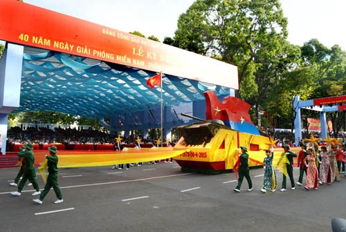 Theo Ban chỉ đạo các ngày lễ lớn quốc gia, lưc lượng tham gia diễu binh kỷ niệm ngày giải phóng miền Nam, thống nhất đất nước vào ngày 30/4 tới đây có tổng cộng 38 khối đại diện cho các lực lượng vũ trang, mỗi khối gồm 100 chiến sĩ. Trong ảnh: Biểu tượng xe tăng tiến vào Dinh Độc Lập. Theo Ban chỉ đạo các ngày lễ lớn quốc gia, lưc lượng tham gia diễu binh kỷ niệm ngày giải phóng miền Nam, thống nhất đất nước vào ngày 30/4 tới đây có tổng cộng 38 khối đại diện cho các lực lượng vũ trang, mỗi khối gồm 100 chiến sĩ. Trong ảnh: Biểu tượng xe tăng tiến vào Dinh Độc Lập.