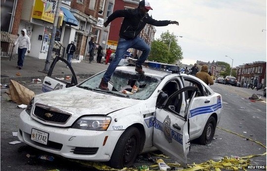 Theo hãng tin Reuters, giới chức thành phố Baltimore đã ban bố lệnh giới nghiêm giữa thời điểm cuộc biểu tình phản đối cái chết của một người đàn ông da màu thiệt mạng do bị cảnh sát giam giữ bùng phát thành bạo động. Theo hãng tin Reuters, giới chức thành phố Baltimore đã ban bố lệnh giới nghiêm giữa thời điểm cuộc biểu tình phản đối cái chết của một người đàn ông da màu thiệt mạng do bị cảnh sát giam giữ bùng phát thành bạo động.