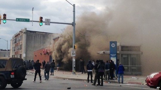 Vụ việc xảy ra với người Mỹ gốc Phi Freddie Gray, 25 tuổi hôm 19/4 sau 1 tuần hôn mê. Anh bị thương trong lúc bị cảnh sát giam giữ và thiệt mạng. 6 cảnh sát liên quan đến sự cố đã bị bắt và bị Sở Tư pháp điều tra. Vụ việc xảy ra với người Mỹ gốc Phi Freddie Gray, 25 tuổi hôm 19/4 sau 1 tuần hôn mê. Anh bị thương trong lúc bị cảnh sát giam giữ và thiệt mạng. 6 cảnh sát liên quan đến sự cố đã bị bắt và bị Sở Tư pháp điều tra.