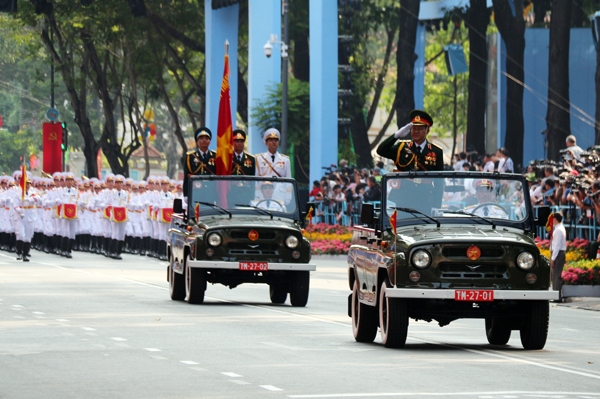 Với tinh thần Đại thắng Mùa Xuân năm 1975 bất diệt, phần diễu binh, diễu hành đã tái hiện tinh thần chiến thắng 30 tháng 4 của các tầng lớp nhân dân, mặt trận tổ quốc Việt Nam và các đoàn thể; của các lực lượng vũ trang Quân đội nhân dân Việt Nam với các khối quân nhạc, khối quân kỳ đại diện cho 5 cánh quân tiến vào Sài Gòn, khối chiến sỹ giải phóng quân, sỹ quan lục quân, phòng không - không quân, hải quân, biên phòng, cảnh sát biển, sỹ quan thông tin, bộ binh, đặc công biệt động, trinh sát đặc nhiệm, thanh niên xung phong, tự vệ, dân quân, du kích…của lực lượng Công an nhân dân với các khối sỹ quan, cảnh sát, cảnh sát giao thông, cảnh sát cơ động, phòng cháy chữa cháy, sỹ quan Công an thành phố Hồ Chí Minh, công an xã Với tinh thần Đại thắng Mùa Xuân năm 1975 bất diệt, phần diễu binh, diễu hành đã tái hiện tinh thần chiến thắng 30 tháng 4 của các tầng lớp nhân dân, mặt trận tổ quốc Việt Nam và các đoàn thể; của các lực lượng vũ trang Quân đội nhân dân Việt Nam với các khối quân nhạc, khối quân kỳ đại diện cho 5 cánh quân tiến vào Sài Gòn, khối chiến sỹ giải phóng quân, sỹ quan lục quân, phòng không - không quân, hải quân, biên phòng, cảnh sát biển, sỹ quan thông tin, bộ binh, đặc công biệt động, trinh sát đặc nhiệm, thanh niên xung phong, tự vệ, dân quân, du kích…của lực lượng Công an nhân dân với các khối sỹ quan, cảnh sát, cảnh sát giao thông, cảnh sát cơ động, phòng cháy chữa cháy, sỹ quan Công an thành phố Hồ Chí Minh, công an xã