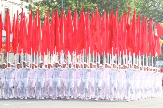 Khối hồng kỳ tiến vào lễ đài Khối hồng kỳ tiến vào lễ đài