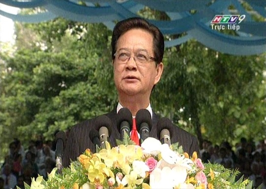 Đọc diễn văn tại Lễ kỷ niệm, ôn lại những năm tháng đấu tranh đầy gian khổ nhưng rất đỗi hào hùng của quân và dân ta dưới sự lãnh đạo của Đảng trong cuộc chiến khốc liệt chống kẻ thù xâm lược, Thủ tướng Nguyễn Tấn Dũng nhấn mạnh: “Đại thắng mùa Xuân năm 1975 là một trang sử hào hùng trong lịch sử dựng nước và giữ nước vĩ đại của dân tộc ta. Chúng ta đã hoàn thành được sứ mệnh lịch sử vẻ vang là giải phóng hoàn toàn miền Nam, thống nhất đất nước, đưa nước ta bước vào kỷ nguyên mới - kỷ nguyên của độc lập, thống nhất và cùng nhau xây dựng một nước Việt Nam xã hội chủ nghĩa - dân giàu, nước mạnh, dân chủ, công bằng, văn minh”. Đọc diễn văn tại Lễ kỷ niệm, ôn lại những năm tháng đấu tranh đầy gian khổ nhưng rất đỗi hào hùng của quân và dân ta dưới sự lãnh đạo của Đảng trong cuộc chiến khốc liệt chống kẻ thù xâm lược, Thủ tướng Nguyễn Tấn Dũng nhấn mạnh: “Đại thắng mùa Xuân năm 1975 là một trang sử hào hùng trong lịch sử dựng nước và giữ nước vĩ đại của dân tộc ta. Chúng ta đã hoàn thành được sứ mệnh lịch sử vẻ vang là giải phóng hoàn toàn miền Nam, thống nhất đất nước, đưa nước ta bước vào kỷ nguyên mới - kỷ nguyên của độc lập, thống nhất và cùng nhau xây dựng một nước Việt Nam xã hội chủ nghĩa - dân giàu, nước mạnh, dân chủ, công bằng, văn minh”.
