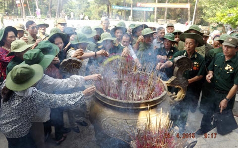 Nghĩa trang Trường Sơn - nơi yên nghỉ của các chiến sĩ được sưởi ấm bởi tình quân, dân. Từng nén nhang được thắp lên trong ngày kỷ niệm đất nước hát vang bài ca khải hoàn. Nghĩa trang Trường Sơn - nơi yên nghỉ của các chiến sĩ được sưởi ấm bởi tình quân, dân. Từng nén nhang được thắp lên trong ngày kỷ niệm đất nước hát vang bài ca khải hoàn.