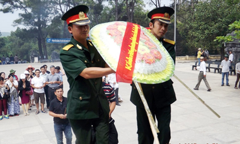 Những vòng hoa tươi thắm cũng được dâng lên tưởng nhớ tới sự hy sinh của các anh hùng liệt sĩ. Những vòng hoa tươi thắm cũng được dâng lên tưởng nhớ tới sự hy sinh của các anh hùng liệt sĩ.