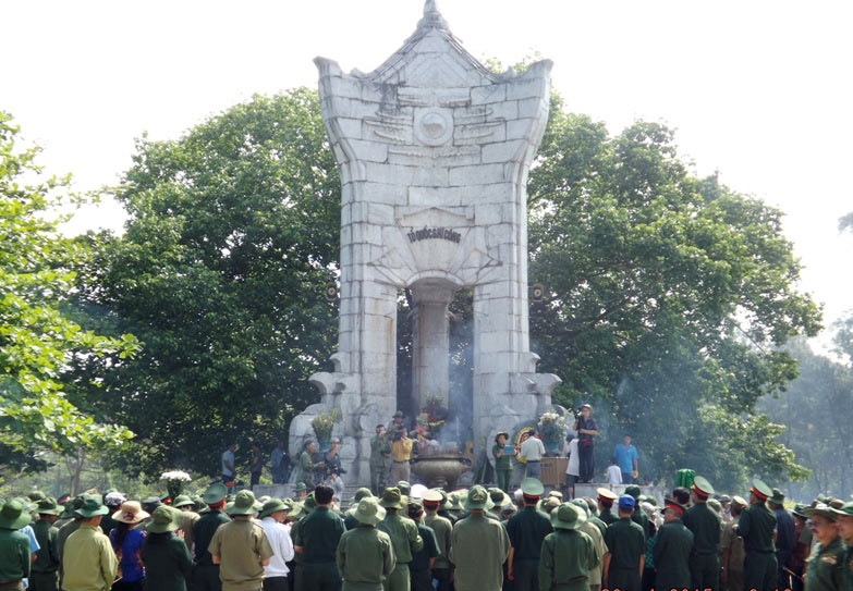 Cúi đầu tưởng nhớ tới đồng đội đã hy sinh, những người lính năm xưa nay mái tóc đã bạc màu nhưng trái tim vẫn cuộn chảy dòng nhiệt huyết hướng về chiến trường xưa. Cúi đầu tưởng nhớ tới đồng đội đã hy sinh, những người lính năm xưa nay mái tóc đã bạc màu nhưng trái tim vẫn cuộn chảy dòng nhiệt huyết hướng về chiến trường xưa.