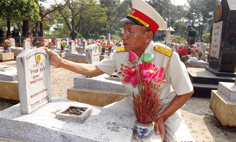 Chiến tranh đã lùi vào dĩ vãng, Quảng Trị cũng đang đổi thay từng ngày nhưng tình đồng chí, đồng đội vẫn khắc sâu trong tâm trí người lĩnh năm xưa. Chiến tranh đã lùi vào dĩ vãng, Quảng Trị cũng đang đổi thay từng ngày nhưng tình đồng chí, đồng đội vẫn khắc sâu trong tâm trí người lĩnh năm xưa.
