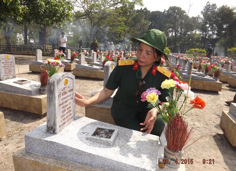 Một nữ cựu chiến binh nghẹn ngào bên mộ phần đồng đội. Một nữ cựu chiến binh nghẹn ngào bên mộ phần đồng đội.