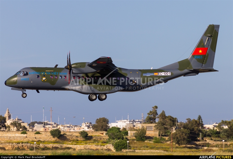 Theo hình ảnh được chia sẻ trên Airplane-pictures.net chiếc máy bay vận tải CASA C-295M thứ ba mang số hiệu 8903, đồng thời cũng là chiếc cuối cùng trong hợp đồng mua 3 máy bay vận tải loại này do công ty hàng không Airbus DS (thuộc Tập đoàn hàng không Airbus châu Âu) chế tạo cho Không quân Việt Nam, đã chính thức cất cánh lên đường về Việt Nam để tiến hành các thủ tục bàn giao cuối cùng. Theo hình ảnh được chia sẻ trên Airplane-pictures.net chiếc máy bay vận tải CASA C-295M thứ ba mang số hiệu 8903, đồng thời cũng là chiếc cuối cùng trong hợp đồng mua 3 máy bay vận tải loại này do công ty hàng không Airbus DS (thuộc Tập đoàn hàng không Airbus châu Âu) chế tạo cho Không quân Việt Nam, đã chính thức cất cánh lên đường về Việt Nam để tiến hành các thủ tục bàn giao cuối cùng.