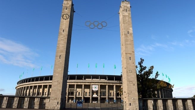 Những vòng tròn Olympic được đặt trang trọng ở lối vào để nhớ về kỳ Olympic Berlin 1936. Những vòng tròn Olympic được đặt trang trọng ở lối vào để nhớ về kỳ Olympic Berlin 1936.