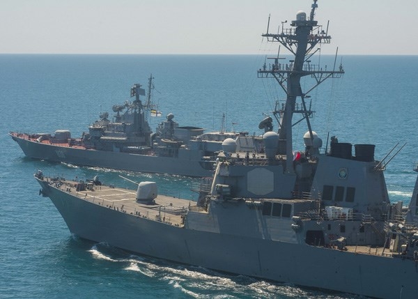 Hệ thống Aegis gồm có radar AN/SPY-1, tìm kiếm mục tiêu và dẫn đường cho tên lửa chính của hệ thống Aegis. Đây là một hệ thống radar mạng pha đa chức năng, có khả năng giám sát 3 chiều, theo dõi hàng trăm mục tiêu cùng lúc, cung cấp kênh dẫn hướng pha giữa cho tên lửa đánh chặn SM. Radar AN/SPY-1 được xem là trung tâm của hệ thống chiến đấu Aegis, với 2 biến thể. Hệ thống Aegis gồm có radar AN/SPY-1, tìm kiếm mục tiêu và dẫn đường cho tên lửa chính của hệ thống Aegis. Đây là một hệ thống radar mạng pha đa chức năng, có khả năng giám sát 3 chiều, theo dõi hàng trăm mục tiêu cùng lúc, cung cấp kênh dẫn hướng pha giữa cho tên lửa đánh chặn SM. Radar AN/SPY-1 được xem là trung tâm của hệ thống chiến đấu Aegis, với 2 biến thể.