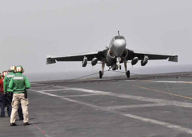 Theo nguồn tin trên, được phát triển từ máy bay tấn công 2 ghế ngồi A-6 Intruder, lần đầu tiên EA-6B Prowler được đưa vào Hải quân Mỹ năm 1971. Hiện nay, đơn vị cuối cùng của Hải quân Mỹ đã được chuyển sang sử dụng các máy bay Boeing E/A-18G Growler. Trong ảnh: Máy bay EA-6B Prowler. Theo nguồn tin trên, được phát triển từ máy bay tấn công 2 ghế ngồi A-6 Intruder, lần đầu tiên EA-6B Prowler được đưa vào Hải quân Mỹ năm 1971. Hiện nay, đơn vị cuối cùng của Hải quân Mỹ đã được chuyển sang sử dụng các máy bay Boeing E/A-18G Growler. Trong ảnh: Máy bay EA-6B Prowler.