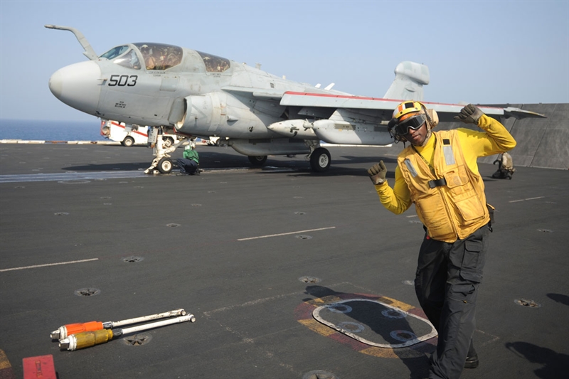 Với việc không có khả năng tự vệ, các máy bay EA-6B Prowler luôn phải được hộ tống bởi một chiến đấu cơ trong những môi trường nguy hiểm. Ngoài ra, tốc độ tối đa của nó cũng chỉ khoảng 556 km/h, quá chậm để bắt kịp với các chiến đấu cơ và gây ra nhiều mối nguy hiểm nếu bay trong không phận của đối phương. Với việc không có khả năng tự vệ, các máy bay EA-6B Prowler luôn phải được hộ tống bởi một chiến đấu cơ trong những môi trường nguy hiểm. Ngoài ra, tốc độ tối đa của nó cũng chỉ khoảng 556 km/h, quá chậm để bắt kịp với các chiến đấu cơ và gây ra nhiều mối nguy hiểm nếu bay trong không phận của đối phương.