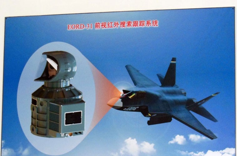 JY-26 là một loại radar phối hợp băng tần ngắn VHF UHF, sử dụng hệ thống an ten mạng chủ động kỹ thuật số 2D hiện đại, khoảng cách tác dụng của radar xa, độ chính xác đo lường cao, khả năng chống gây nhiễu và tính cơ động mạnh. Trong ảnh: Hệ thống EORD-31 có thể tích hợp trên tiêm kích tàng hình J-31. JY-26 là một loại radar phối hợp băng tần ngắn VHF UHF, sử dụng hệ thống an ten mạng chủ động kỹ thuật số 2D hiện đại, khoảng cách tác dụng của radar xa, độ chính xác đo lường cao, khả năng chống gây nhiễu và tính cơ động mạnh. Trong ảnh: Hệ thống EORD-31 có thể tích hợp trên tiêm kích tàng hình J-31.