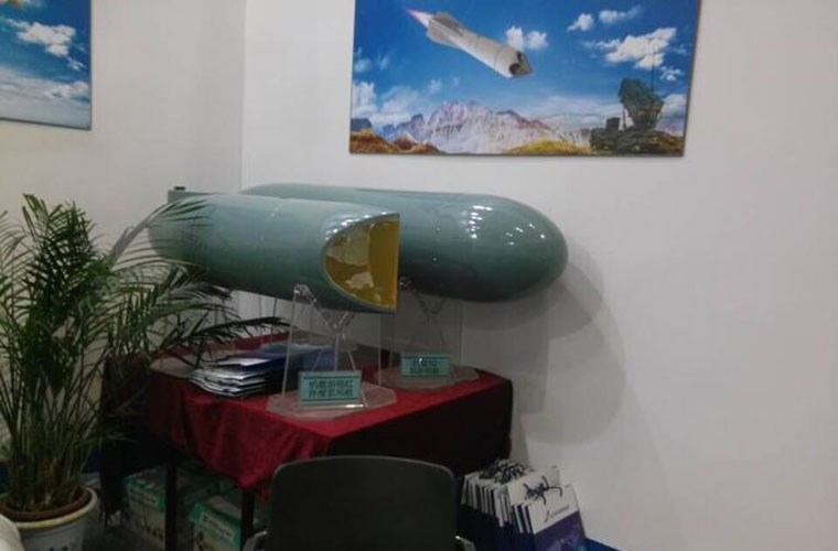 Chuyên gia của Viện thứ 14 cho biết, radar JY-26 có 3 ưu điểm: thứ nhất là tốc độ truyền dữ liệu cao; thứ 2 là tốc độ nhanh; thứ 3 cũng là một điểm rất quan trọng, đó là mô thức làm việc giữa 2 máy tính linh hoạt, chùm sóng radar có thể thay đổi phương hướng theo bất kỳ yêu cầu nào. Trong ảnh: Hệ thống phát hiện - dẫn đường quang học liên hợp AUEODS của A-Star có thể phát hiện mục tiêu trên không ở cự ly đến 200km. Chuyên gia của Viện thứ 14 cho biết, radar JY-26 có 3 ưu điểm: thứ nhất là tốc độ truyền dữ liệu cao; thứ 2 là tốc độ nhanh; thứ 3 cũng là một điểm rất quan trọng, đó là mô thức làm việc giữa 2 máy tính linh hoạt, chùm sóng radar có thể thay đổi phương hướng theo bất kỳ yêu cầu nào. Trong ảnh: Hệ thống phát hiện - dẫn đường quang học liên hợp AUEODS của A-Star có thể phát hiện mục tiêu trên không ở cự ly đến 200km.