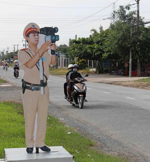 Theo đó, những mô hình CSGT bằng nhựa, xốp được bố trí tại các ngã tư, ngã ba, bệnh viện, khu dân cư, trường học… trên quốc lộ 91 và quốc lộ 80. Gần đây, mô hình này đã làm cho nhiều tài xế giật mình, phải giảm tốc độ, chạy đúng làn đường. Theo đó, những mô hình CSGT bằng nhựa, xốp được bố trí tại các ngã tư, ngã ba, bệnh viện, khu dân cư, trường học… trên quốc lộ 91 và quốc lộ 80. Gần đây, mô hình này đã làm cho nhiều tài xế giật mình, phải giảm tốc độ, chạy đúng làn đường.
