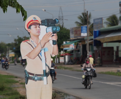 Theo đại úy Lê Việt Trung - Đội trưởng CSGT Công an quận Thốt Nốt - những tháng đầu năm quận dẫn đầu thành phố về số người chết do tai nạn giao thông. Do đó, Ban An toàn giao thông quận đã đưa ra ý tưởng cho CSGT mô hình xuống đường làm nhiệm vụ với mục đích tuyên truyền bằng hình ảnh, nhằm nâng cao ý thức chấp hành luật giao thông. Theo đại úy Lê Việt Trung - Đội trưởng CSGT Công an quận Thốt Nốt - những tháng đầu năm quận dẫn đầu thành phố về số người chết do tai nạn giao thông. Do đó, Ban An toàn giao thông quận đã đưa ra ý tưởng cho CSGT mô hình xuống đường làm nhiệm vụ với mục đích tuyên truyền bằng hình ảnh, nhằm nâng cao ý thức chấp hành luật giao thông.