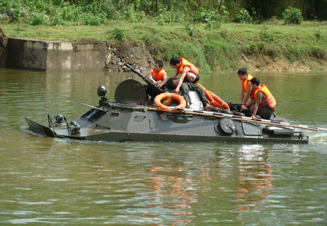 BTR-60 được thiết kế để bơi nước toàn diện (như nhiều xe khác của quân đội Liên Xô cho trang bị của họ trên chiến trường Châu Âu), tốc độ bơi của nó là 10km/h nhờ hai hệ thống bơi nước chuyên dụng sau đuôi. BTR-60 được thiết kế để bơi nước toàn diện (như nhiều xe khác của quân đội Liên Xô cho trang bị của họ trên chiến trường Châu Âu), tốc độ bơi của nó là 10km/h nhờ hai hệ thống bơi nước chuyên dụng sau đuôi.