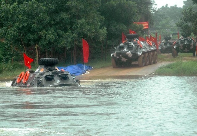 BTR-60 được trang bị 2 động cơ GAZ-40P có công suất tổng cộng 180 mã lực giúp xe đạt tốc độ tối đa 80km/h trên đường nhựa và dự trữ hành trình 600km. BTR-60 được trang bị 2 động cơ GAZ-40P có công suất tổng cộng 180 mã lực giúp xe đạt tốc độ tối đa 80km/h trên đường nhựa và dự trữ hành trình 600km.