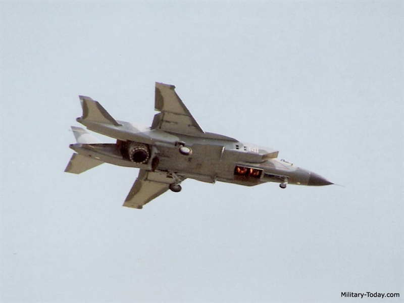 Yak-141 trang bị một động cơ phản lực Soyuz R-79V-300 và 2 động cơ đẩy phụ RD-41 cho phép đạt tốc độ vượt âm thanh Mach 1,7, tầm bay 1.400km, trần bay 15.500m. Máy bay mang được các loại tên lửa không đối không, không đối đất có điều khiển, bom và rocket. Yak-141 trang bị một động cơ phản lực Soyuz R-79V-300 và 2 động cơ đẩy phụ RD-41 cho phép đạt tốc độ vượt âm thanh Mach 1,7, tầm bay 1.400km, trần bay 15.500m. Máy bay mang được các loại tên lửa không đối không, không đối đất có điều khiển, bom và rocket.