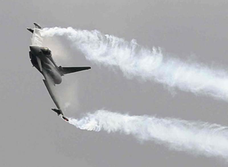 Theo thông tin được nhà sản xuất Eurofighter công khai, việc chương trình EFEM được khởi động vì lí do cạnh tranh với tiêm kích Su-35 và EFEM đã hoàn thành việc thử nghiệm Bộ nâng cấp khí động học (AMK). Theo viên phi công lái thử nghiệm, chiếc máy bay đã vận hành tốt hơn mong đợi. Với AMK, khả năng tấn công ở góc khuất đã tăng lên 45% và khả năng quay tròn cũng được tối đa hoá lên 100%. Trong ảnh: Tiêm kích Typhoon. Theo thông tin được nhà sản xuất Eurofighter công khai, việc chương trình EFEM được khởi động vì lí do cạnh tranh với tiêm kích Su-35 và EFEM đã hoàn thành việc thử nghiệm Bộ nâng cấp khí động học (AMK). Theo viên phi công lái thử nghiệm, chiếc máy bay đã vận hành tốt hơn mong đợi. Với AMK, khả năng tấn công ở góc khuất đã tăng lên 45% và khả năng quay tròn cũng được tối đa hoá lên 100%. Trong ảnh: Tiêm kích Typhoon.