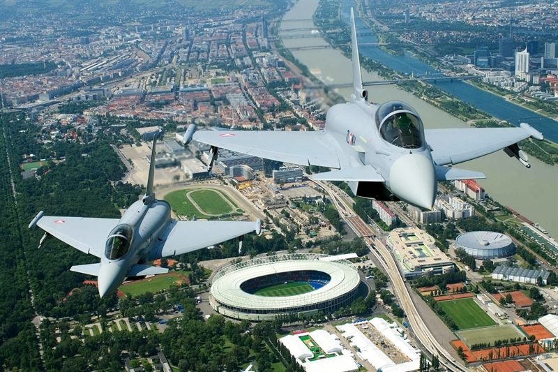 Tiêm kích Tyhoon được thiết kế với kiểu dáng khác biệt rất lớn với Su-35 với kiểu cánh tam giác kết hợp cánh mũi cung cấp khả năng linh hoạt cao, lực cản thấp, tăng lực nâng. Trong ảnh: Tiêm kích Typhoon. Tiêm kích Tyhoon được thiết kế với kiểu dáng khác biệt rất lớn với Su-35 với kiểu cánh tam giác kết hợp cánh mũi cung cấp khả năng linh hoạt cao, lực cản thấp, tăng lực nâng. Trong ảnh: Tiêm kích Typhoon.
