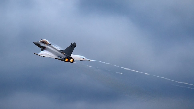 Theo giới thiệu của nhà sản xuất Dassault Aviation, Rafale là máy bay chiến đấu đa nhiệm vụ với cánh hình tam giác và động cơ kép. Rafale có khả năng tấn công đồng thời hệ thống phòng không, mục tiêu trên mặt đất và làm nhiệm vụ do thám. Theo giới thiệu của nhà sản xuất Dassault Aviation, Rafale là máy bay chiến đấu đa nhiệm vụ với cánh hình tam giác và động cơ kép. Rafale có khả năng tấn công đồng thời hệ thống phòng không, mục tiêu trên mặt đất và làm nhiệm vụ do thám.