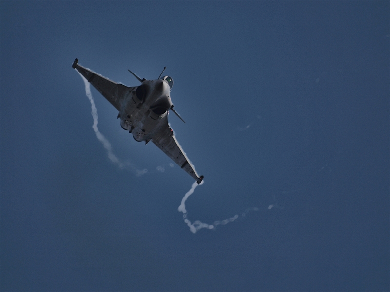 Ngoài hệ thống vũ khí cực khủng, Rafale được trang bị các hệ thống điện tử hàng không hiện đại nhất thế giới hiện nay. Nhà sản xuất tuyên bố hệ thống chiến tranh điện tử Spectra sẽ giúp Rafale hoạt động an toàn dưới hỏa lực phòng không đối phương. Ngoài hệ thống vũ khí cực khủng, Rafale được trang bị các hệ thống điện tử hàng không hiện đại nhất thế giới hiện nay. Nhà sản xuất tuyên bố hệ thống chiến tranh điện tử Spectra sẽ giúp Rafale hoạt động an toàn dưới hỏa lực phòng không đối phương.