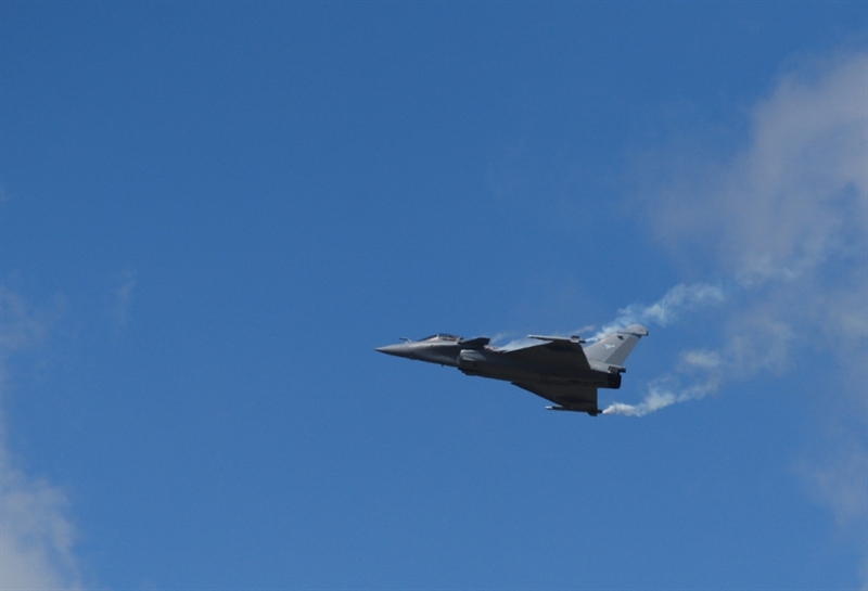 Để hoàn thành được những nhiệm vụ này, Rafale có thể mang tới 9,5 tấn vũ khí gồm: tên lửa không đối không, không đối đất, chống radar, không đối hạm, bom hàng không có điều khiển. Tuy nhiên, hiện vẫn chưa rõ Pháp có bán vũ khí kèm theo máy bay hay không. Để hoàn thành được những nhiệm vụ này, Rafale có thể mang tới 9,5 tấn vũ khí gồm: tên lửa không đối không, không đối đất, chống radar, không đối hạm, bom hàng không có điều khiển. Tuy nhiên, hiện vẫn chưa rõ Pháp có bán vũ khí kèm theo máy bay hay không.