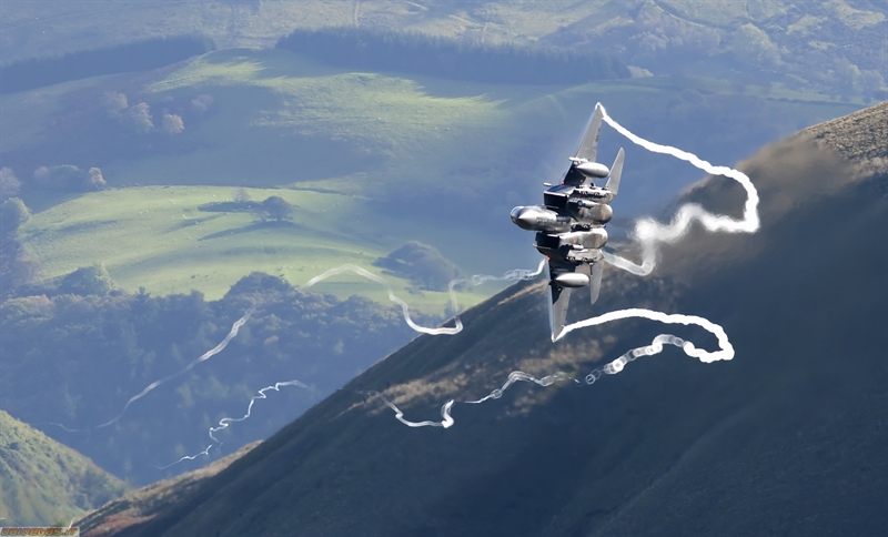 Theo những số liệu được cả Nga và Mỹ công khai cho thấy, tầm hoạt động của Su-27 được đánh giá là lớn hơn F-15 (phiên bản đầu). Sự thua kém này các nhà thiết kế Mỹ đã định giải quyết bằng các thùng dầu phụ treo (không có ở Su-27), nhưng lúc đó máy bay sẽ chỉ mang được ít tên lửa hơn. Trong ảnh: Tiêm kích F-15. Theo những số liệu được cả Nga và Mỹ công khai cho thấy, tầm hoạt động của Su-27 được đánh giá là lớn hơn F-15 (phiên bản đầu). Sự thua kém này các nhà thiết kế Mỹ đã định giải quyết bằng các thùng dầu phụ treo (không có ở Su-27), nhưng lúc đó máy bay sẽ chỉ mang được ít tên lửa hơn. Trong ảnh: Tiêm kích F-15.