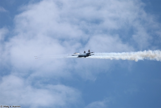 Nhờ sở hữu khả năng siêu cơ động, Su-35S có thể dễ dàng thực hiện các động tác bổ nhào và sử dụng vũ khí pháo, rocket và bom để tiêu diệt chính xác các mục tiêu dưới mặt đất. Nhờ sở hữu khả năng siêu cơ động, Su-35S có thể dễ dàng thực hiện các động tác bổ nhào và sử dụng vũ khí pháo, rocket và bom để tiêu diệt chính xác các mục tiêu dưới mặt đất.
