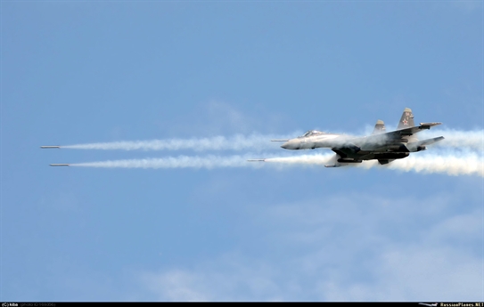 Su-35S nhả đạn rocket như mưa để tấn công mục tiêu mặt đất. Su-35S nhả đạn rocket như mưa để tấn công mục tiêu mặt đất.