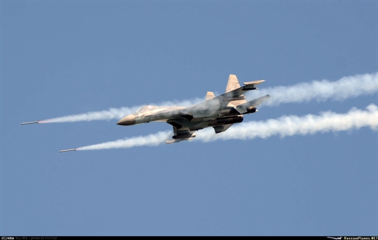 Cận cảnh chiến đấu cơ Su-35S nhả đạn rocket. Cận cảnh chiến đấu cơ Su-35S nhả đạn rocket.