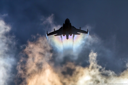 Máy bay Su-34 thực hiện màn trình diễn xoay ngửa bụng lên trời ở tốc độ cao. Máy bay Su-34 thực hiện màn trình diễn xoay ngửa bụng lên trời ở tốc độ cao.