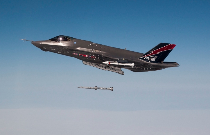 Thiếu khả năng không chiến tầm gần có thể coi là một vấn đề không quá lớn, do F-35 được thiết kế để thực hiện các nhiệm vụ tầm xa. Tuy nhiên, vẫn đề nằm ở việc Mỹ quyết định đưa F-35 vào thay thế 90% số lượng các máy bay tiêm kích chiến thuật, trong khi Nga và Trung Quốc đang chủ động phát triển các loại chiến đấu cơ cận chiến hiện đại. Thiếu khả năng không chiến tầm gần có thể coi là một vấn đề không quá lớn, do F-35 được thiết kế để thực hiện các nhiệm vụ tầm xa. Tuy nhiên, vẫn đề nằm ở việc Mỹ quyết định đưa F-35 vào thay thế 90% số lượng các máy bay tiêm kích chiến thuật, trong khi Nga và Trung Quốc đang chủ động phát triển các loại chiến đấu cơ cận chiến hiện đại.
