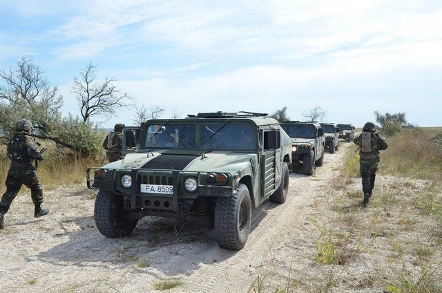Là phương tiện phi sát thương nhưng những chiếc xe quân sự Humvee được Mỹ viện trợ cho chính quyền Ukraine có thể thực hiện nhiều nhiệm vụ, kể cả chiến đấu. Là phương tiện phi sát thương nhưng những chiếc xe quân sự Humvee được Mỹ viện trợ cho chính quyền Ukraine có thể thực hiện nhiều nhiệm vụ, kể cả chiến đấu.