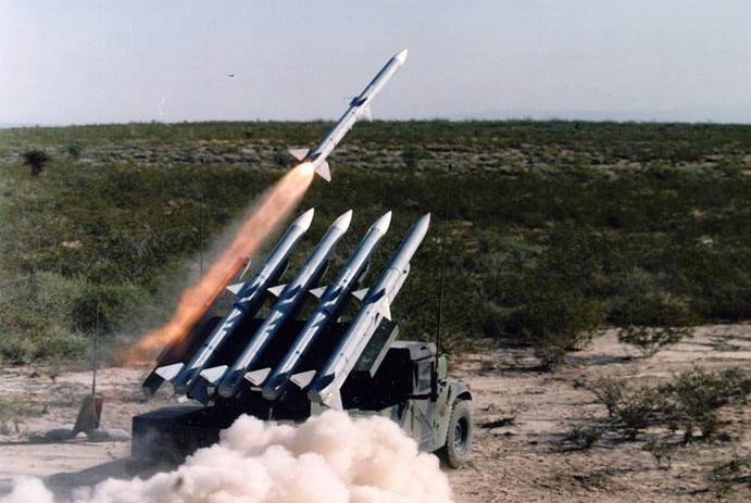 Trên chiến trường, Humvee có thể gắn được hệ thống tên lửa đất đối không di động để chống lại các máy bay đối phương. Trên chiến trường, Humvee có thể gắn được hệ thống tên lửa đất đối không di động để chống lại các máy bay đối phương.