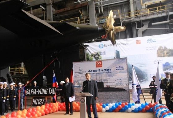 Về phía Nga có Tư lệnh Hải quân Nga Viktor Chirkov; Tổng giám đốc Nhà máy Aleksandler Buzakov; Phó Tổng giám đốc công ty xuất khẩu vũ khí Rosoboronexport Igor Sevaschianov. Về phía Nga có Tư lệnh Hải quân Nga Viktor Chirkov; Tổng giám đốc Nhà máy Aleksandler Buzakov; Phó Tổng giám đốc công ty xuất khẩu vũ khí Rosoboronexport Igor Sevaschianov.