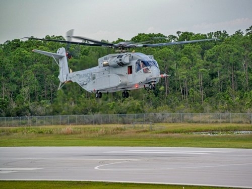 Để nhấc bổng CH-53K lên bầu trời, trực thăng này được thiết kế với ba động cơ tuốc bin trục GE38-1B công suất 7.500 mã lực/chiếc cùng bộ cánh quạt chính 7 lá cho tốc độ hành trình 315km/h, bán kính tác chiến 204km, trần bay 4,38km, vận tốc leo cao 13m/s. Kíp lái điều khiển máy bay gồm 5 người (hai phi công, ba xạ thủ súng máy), cabin có thể chứa 37 binh sĩ. Để nhấc bổng CH-53K lên bầu trời, trực thăng này được thiết kế với ba động cơ tuốc bin trục GE38-1B công suất 7.500 mã lực/chiếc cùng bộ cánh quạt chính 7 lá cho tốc độ hành trình 315km/h, bán kính tác chiến 204km, trần bay 4,38km, vận tốc leo cao 13m/s. Kíp lái điều khiển máy bay gồm 5 người (hai phi công, ba xạ thủ súng máy), cabin có thể chứa 37 binh sĩ.