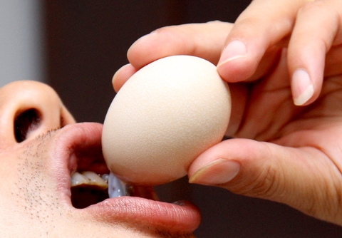 Trứng ung là món ít người ăn. Nhưng lại được các quý ông săn lùng vì xem nó như loại thần dược sánh ngang với viagra. Trứng ung là món ít người ăn. Nhưng lại được các quý ông săn lùng vì xem nó như loại thần dược sánh ngang với viagra.