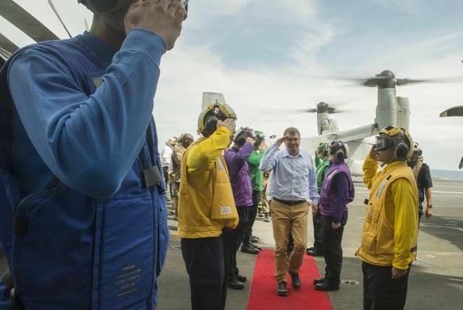 Ông Carter chào các thủy thủ trên tàu sân bay USS Theodore Roosevelt sau khi bước xuống từ phi cơ Osprey. Thời điểm này, tàu sân bay của Mỹ đang di chuyển tại vùng biển quốc tế cách quần đảo Trường Sa của Việt Nam về phía nam khoảng 150 - 200 hải lý. Ông Carter chào các thủy thủ trên tàu sân bay USS Theodore Roosevelt sau khi bước xuống từ phi cơ Osprey. Thời điểm này, tàu sân bay của Mỹ đang di chuyển tại vùng biển quốc tế cách quần đảo Trường Sa của Việt Nam về phía nam khoảng 150 - 200 hải lý.