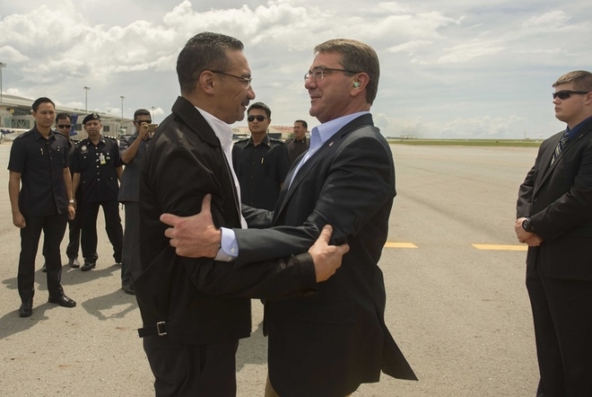 Bộ trưởng Quốc phòng Mỹ Ashton Carter được người đồng cấp Malaysia Hishammuddin Hussein đón khi tới bang Sabah, Malaysia trước khi bay ra tàu sân bay USS Theodore Roosevelt ở Biển Đông. Bộ trưởng Quốc phòng Mỹ Ashton Carter được người đồng cấp Malaysia Hishammuddin Hussein đón khi tới bang Sabah, Malaysia trước khi bay ra tàu sân bay USS Theodore Roosevelt ở Biển Đông.