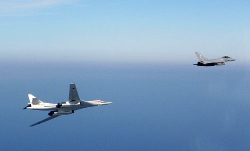 Thông tin này được Không quân Hoàng gia Anh (RAF) cho biết. Theo đó, tối 19/11 Anh đã điều động các máy bay tiêm kích Typhoon từ Scotland để chặn 2 máy bay ném bom của Nga tiến gần không phận của Anh trên Đại Tây Dương. Thông tin này được Không quân Hoàng gia Anh (RAF) cho biết. Theo đó, tối 19/11 Anh đã điều động các máy bay tiêm kích Typhoon từ Scotland để chặn 2 máy bay ném bom của Nga tiến gần không phận của Anh trên Đại Tây Dương.