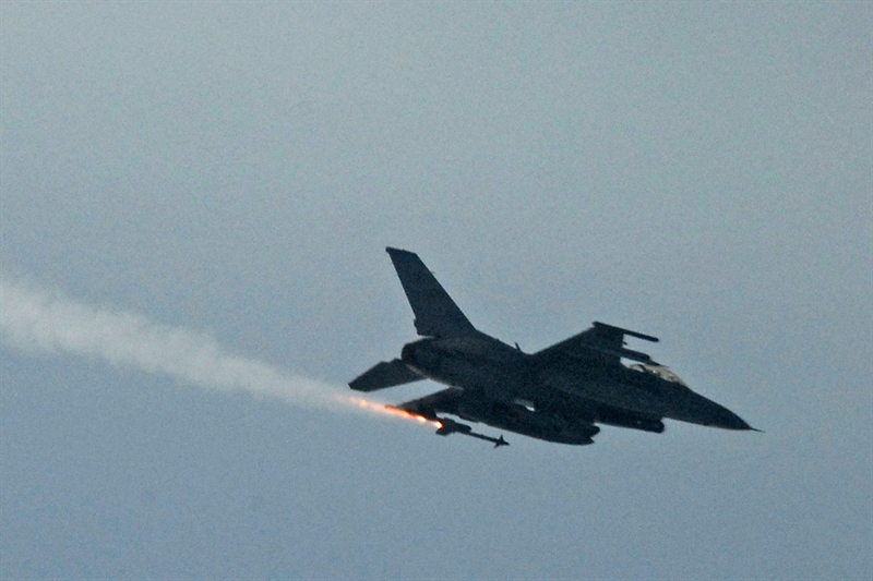 Sidewinder có thể điều khiển bằng lực đẩy vec tơ, có chức năng phát hiện mục tiêu bằng radar do đó nó có khả năng tấn công mục tiêu từ mọi phía. Sidewinder là hỏa tiễn được hồng ngoại dẫn đường, tầm ngắn. Sidewinder có thể điều khiển bằng lực đẩy vec tơ, có chức năng phát hiện mục tiêu bằng radar do đó nó có khả năng tấn công mục tiêu từ mọi phía. Sidewinder là hỏa tiễn được hồng ngoại dẫn đường, tầm ngắn.