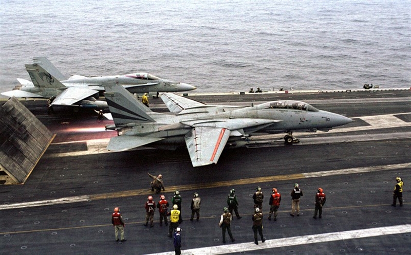 Tài liệu giải mật sau này cho biết, lực lượng tiêm kích hạm trên tàu sân bay USS Kitty Hawk không kịp cất cánh khi phát hiện máy bay Nga. Sau nhiều nỗ lực, thì người ta mới đưa được một chiếc máy bay tấn công điện tử EA-6B \ Tài liệu giải mật sau này cho biết, lực lượng tiêm kích hạm trên tàu sân bay USS Kitty Hawk không kịp cất cánh khi phát hiện máy bay Nga. Sau nhiều nỗ lực, thì người ta mới đưa được một chiếc máy bay tấn công điện tử EA-6B \