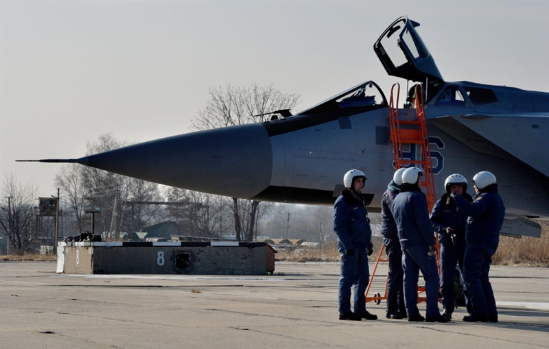 Ngoài MiG-31BM, hồi đầu năm 2015, vùng Viễn Đông, Nga còn được tăng cường hệ thống vũ khí bằng các hệ thống tên lửa phòng không S-400. Theo kế hoạch, sẽ có 5 hệ thống S-400 bảo vệ cho bầu trời khu vực này. Ngoài ra, Bộ Quốc phòng Nga còn trang bị cho Quân khu Phía Đong 12 tiêm kích Su-35. Các máy bay chiến đấu mới sẽ được trang bị cho trung đoàn tiêm kích chiến đấu 23, đóng quân tại căn cứ Dzemga - vùng Khabarovsk ở Viễn Đông. Ngoài MiG-31BM, hồi đầu năm 2015, vùng Viễn Đông, Nga còn được tăng cường hệ thống vũ khí bằng các hệ thống tên lửa phòng không S-400. Theo kế hoạch, sẽ có 5 hệ thống S-400 bảo vệ cho bầu trời khu vực này. Ngoài ra, Bộ Quốc phòng Nga còn trang bị cho Quân khu Phía Đong 12 tiêm kích Su-35. Các máy bay chiến đấu mới sẽ được trang bị cho trung đoàn tiêm kích chiến đấu 23, đóng quân tại căn cứ Dzemga - vùng Khabarovsk ở Viễn Đông.