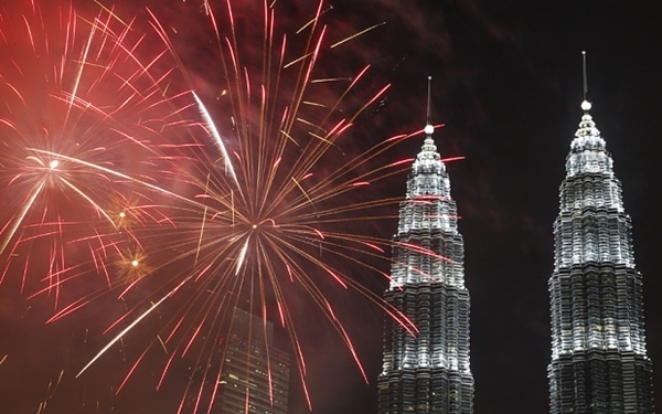 Pháo hoa tại tòa tháp đôi nổi tiếng của Malaysia. Pháo hoa tại tòa tháp đôi nổi tiếng của Malaysia.